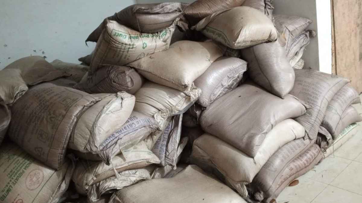 ইউপি চেয়ারম্যানের গোডাউন থেকে ২৩১ বস্তা ভারতীয় চিনি উদ্ধার